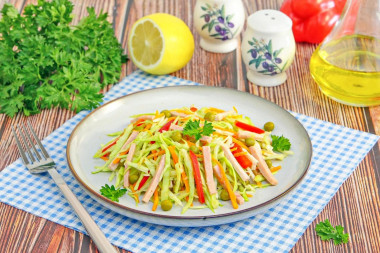 Салат с капустой и ветчиной