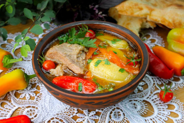 Шурпа из баранины в казане на костре