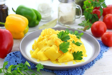 Картошка с квашеной капустой тушеная в казане