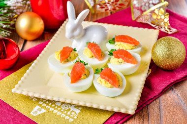 Закуска яйца с красной рыбой на Новый год Кролика 2023