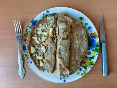 ржаной блинный торт с печёночным паштетом, грушей и орехом