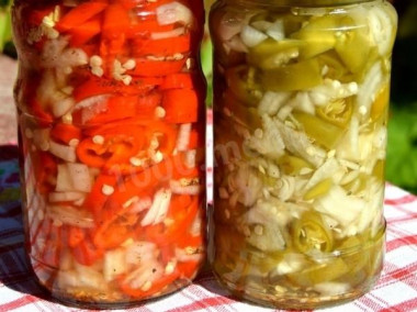 Острый стручковый перец, маринованный с пряностями и уксусом