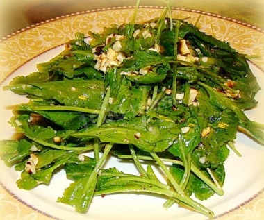 Салат из рукколы с горчицей и грецкими орехами