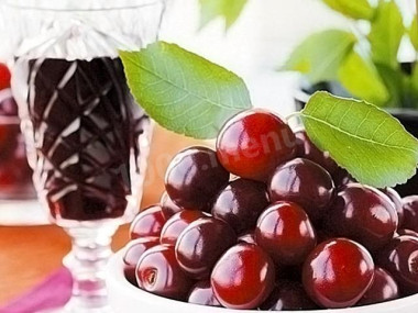 Плодовое вино из черешни с лаворвым листом и гвоздикой
