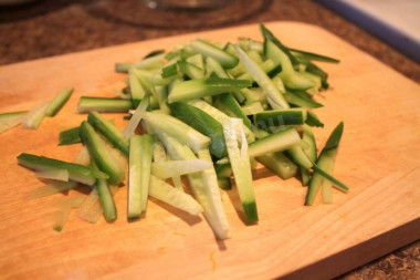 Рецепт - Салат из креветок авокадо и огурца - Шаг 2 -  Огурец моем, по желанию чистим и нарезаем соломкой.