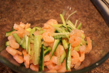 Рецепт - Салат из креветок авокадо и огурца - Шаг 3 -  Смешиваем с креветками. Креветки рекомендуется покупать мелкие, уже отваренные. Мы их размораживаем и очищаем.