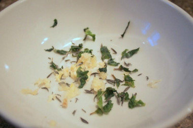 Рецепт - Салат из креветок авокадо и огурца - Шаг 4 -  Чеснок измельчаем, добавляем зелень