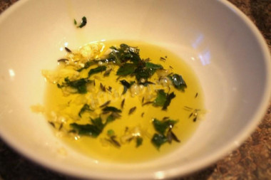 Рецепт - Салат из креветок авокадо и огурца - Шаг 5 -  В отдельную емкость небольшого размера помещаем чеснок и зелень, заливаем масло, добавляем специи и соль по вкусу.