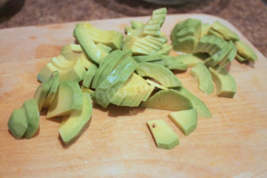 Рецепт - Салат из креветок авокадо и огурца - Шаг 6 -  Авокадо тщательно промывают, очищают от кожуры, режут пополам и вынимают косточку. Измельчаем авокадо