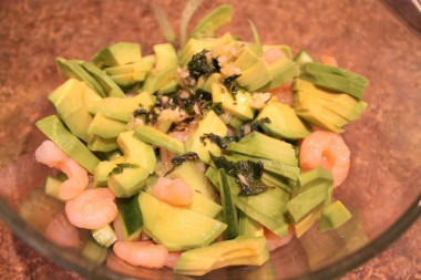 Рецепт - Салат из креветок авокадо и огурца - Шаг 7 -  В емкости под салат смешиваем подготовленные креветки, авокадо и огурец и заливаем все это приготовленной заправкой.Такой салат получается легким и в то же время сытным.