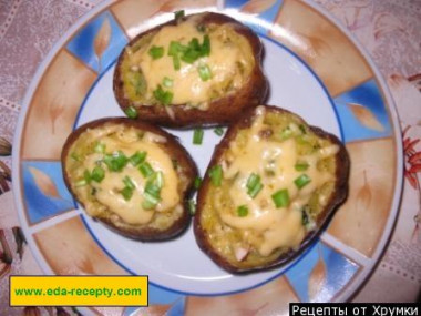 Картофель фаршированный сыром со сметаной и зеленым луком