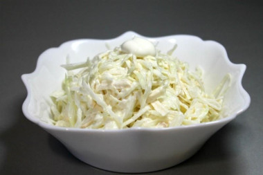 Салат с капустой и копчёным сыром