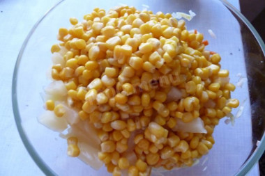 Рецепт - Салат с капустой, ананасом, кукурузой и грецкими орехами - Шаг 6 -  кукурузу