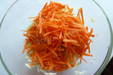 Рецепт - Салат с капустой, ананасом, кукурузой и грецкими орехами - Шаг 4 -  и морковь.