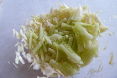 Рецепт - Салат с капустой, ананасом, кукурузой и грецкими орехами - Шаг 3 -  Добавляем порезанные соломкой огурцы
