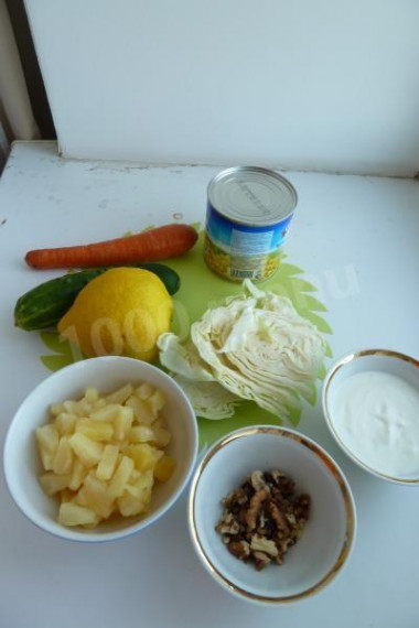 Рецепт - Салат с капустой, ананасом, кукурузой и грецкими орехами - Шаг 1 - Шинкуем капусту.