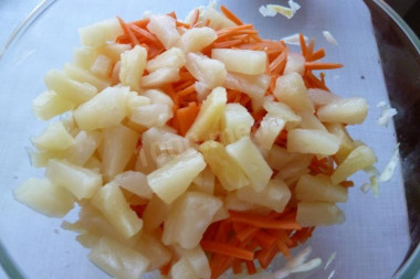 Рецепт - Салат с капустой, ананасом, кукурузой и грецкими орехами - Шаг 5 -  Добавляем ананас,