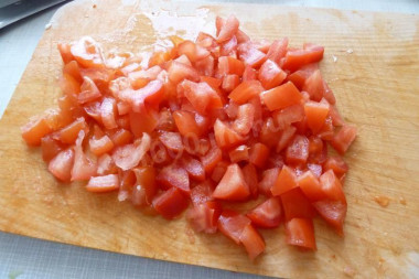 Рецепт - Греческий салат с капустой - Шаг 6 -  Измельчаем помидоры.