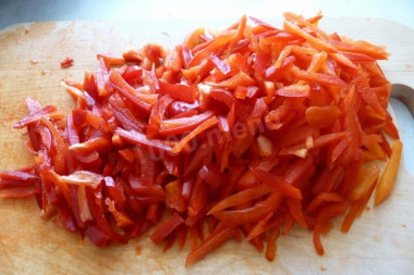 Рецепт - Греческий салат с капустой - Шаг 3 -  Режем перец соломкой.