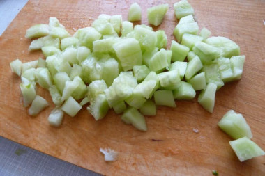 Рецепт - Греческий салат с капустой - Шаг 5 -  Нарезаеам огурец кубиками.