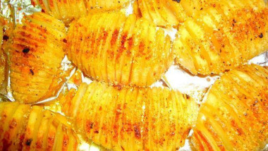 Печеный в духовке картофель в сухарях