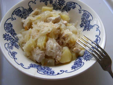 Тушеная картошка с мясом и квашеной капустой