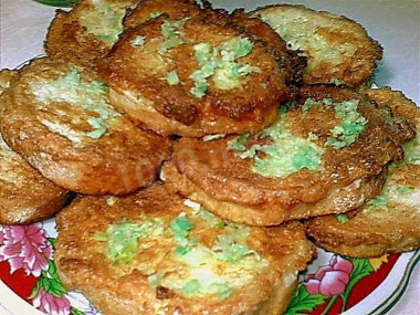 Гренки из батона с яйцом, сметаной и чесноком