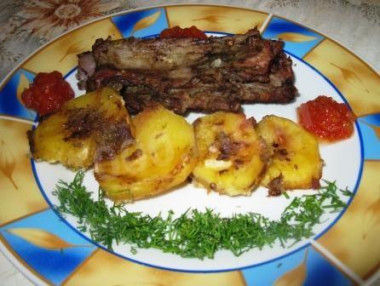 Запеченный картофель с ребрышками