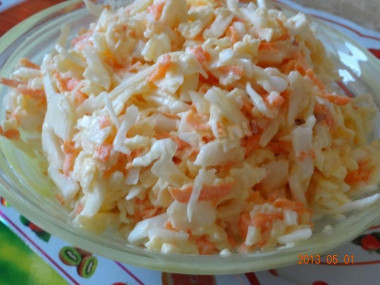 Капустный салат с майонезом и яблоком