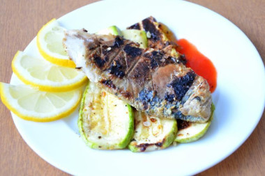 Скумбрия на мангале с овощами