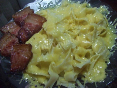 Паста с сыром и беконом