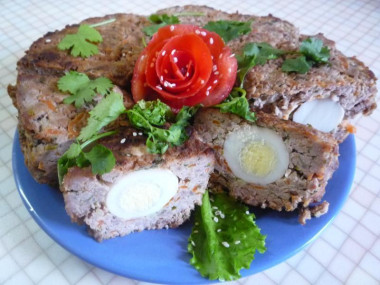 Мясное пасхальное кольцо с яйцами