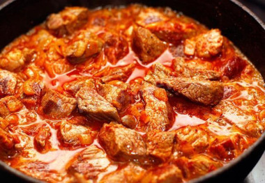 Гуляш с томатно-сливочным соусом