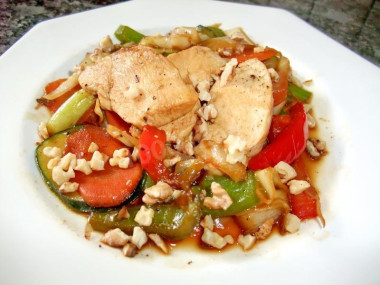 Куриные грудки с овощами бальзамическим уксусом и орехами