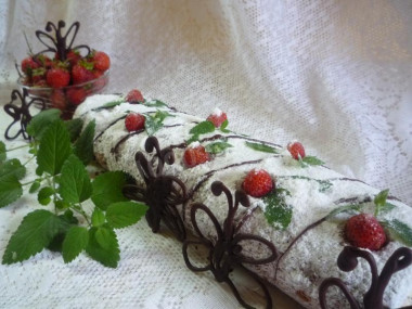 Рулет сливочный с клубникой