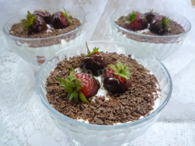 Творожный десерт с шоколадом и клубникой