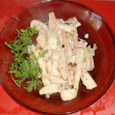 Кальмар жареный с луком и сметаной