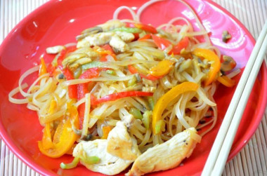 Рисовая лапша с кабачками и курочкой