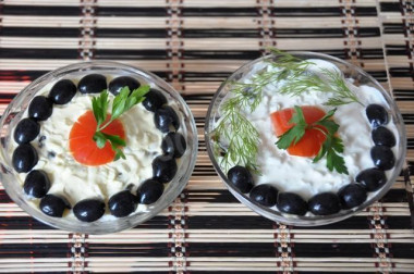 Салат грибной с копченой курицей и орехами