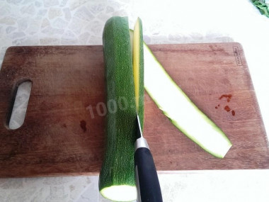 Рецепт - Кабачковые рулетики с курицей - Шаг 2 -  Если используете кабачок, его лучше почистить. Я взяла цукини, поэтому чистить надобности нет. Просто нарезаем длинными полосками (толщина около 5 мм)