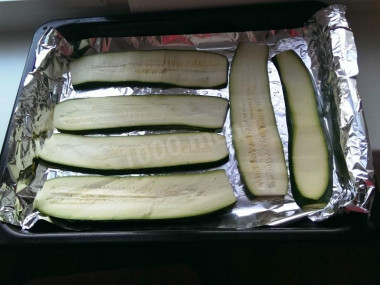 Рецепт - Кабачковые рулетики с курицей - Шаг 3 -  Выкладываем на противень, смазанный маслом. Немного солим с каждой стороны.