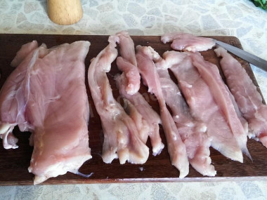 Рецепт - Кабачковые рулетики с курицей - Шаг 5 -  Куриное филе нарезаем тонкими пластинами.