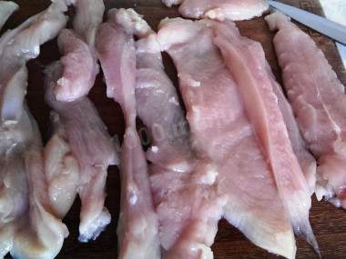 Рецепт - Кабачковые рулетики с курицей - Шаг 6 -  Если некоторые пластины получились не ровными или порвались - не беда! Их можно выложить на кабачок частями