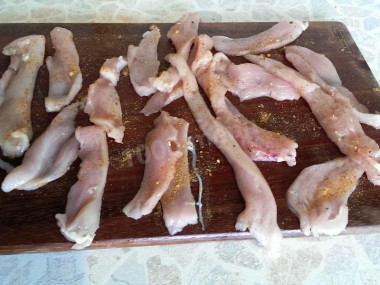 Рецепт - Кабачковые рулетики с курицей - Шаг 7 -  Я люблю вместо соли использовать приправу для курицы )Посыпаем приправой наше нарезанное филе