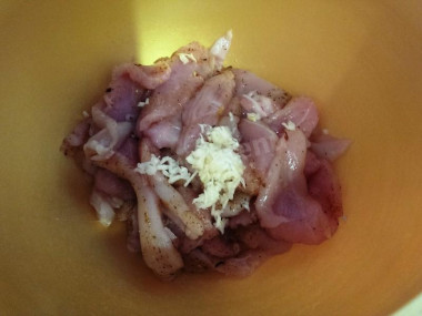 Рецепт - Кабачковые рулетики с курицей - Шаг 9 -  Смешиваем курицу с чесноком и оставляем мариноваться