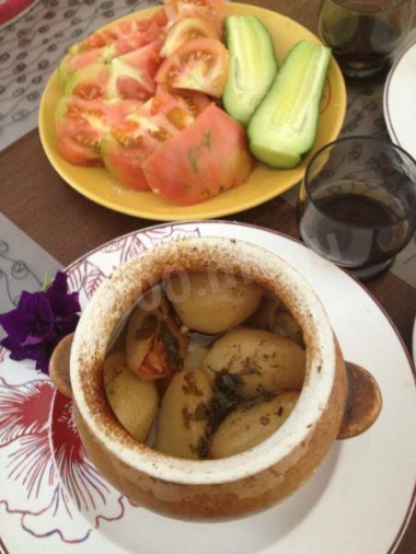 Говядина с овощами и аджикой в горшочках