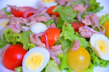 Салат с консервированный тунцом и перепелиными яйцами