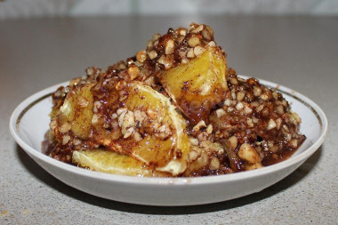 Апельсины с грецкими орехами в духовке