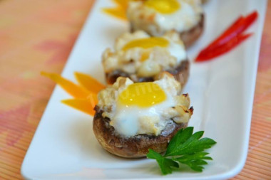 Шампиньоны фаршированные курицей и перепелиными яйцами