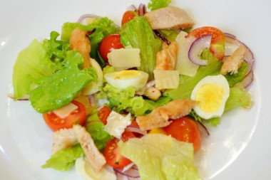 Салат с перепелиными яйцами, помидорами и курицей